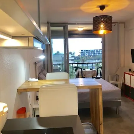 303, Héliopolis J Au Village Naturiste * Agde